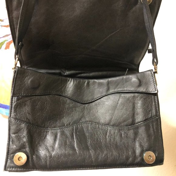 VINTAGE USED SOFT BLACK LEATHER FLAP SHOULDER CROSSBODY PURSE - Picture 1 of 7